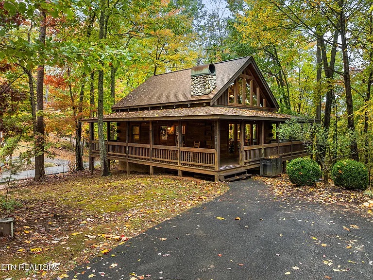 Exterior of The Bruin Den log cabin in Sevierville, Tennessee.